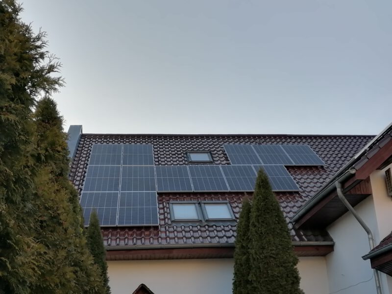 fotowoltaika na dachu hotelu _ Maciek Maćkowski systemy fotowoltaiczne.com