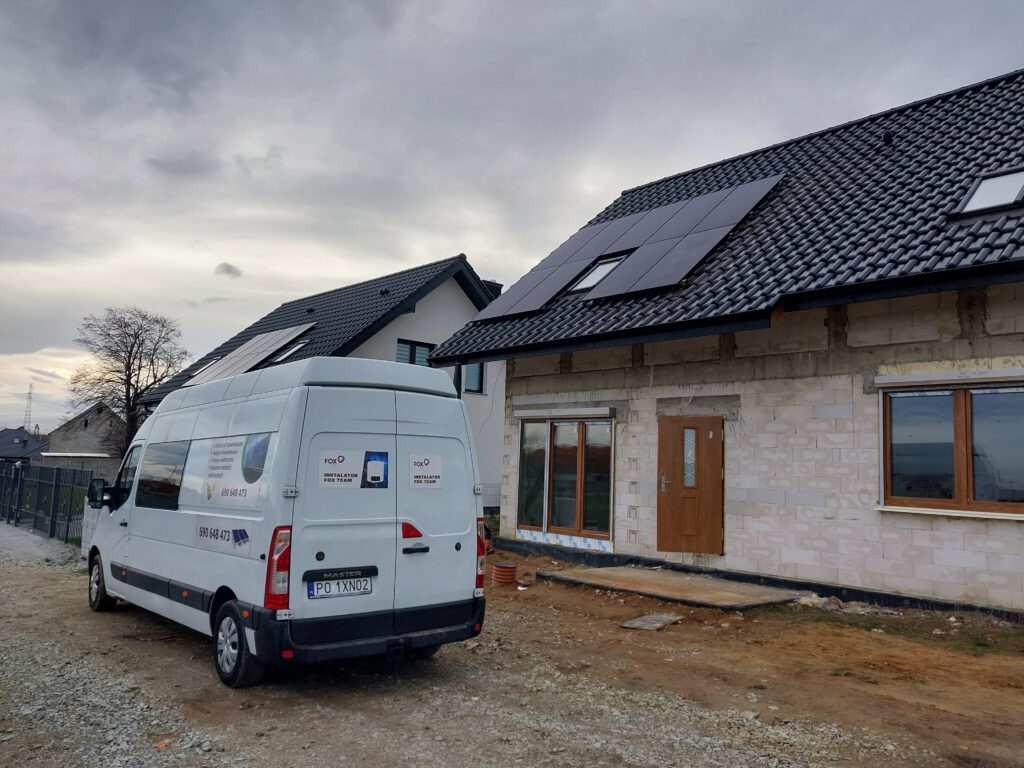 fotowoltaika na dachu domku 
