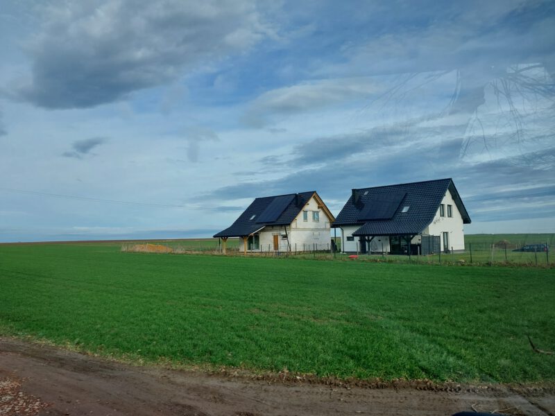 domki jednorodzinne z systemami fotowoltaicznymi na dachu