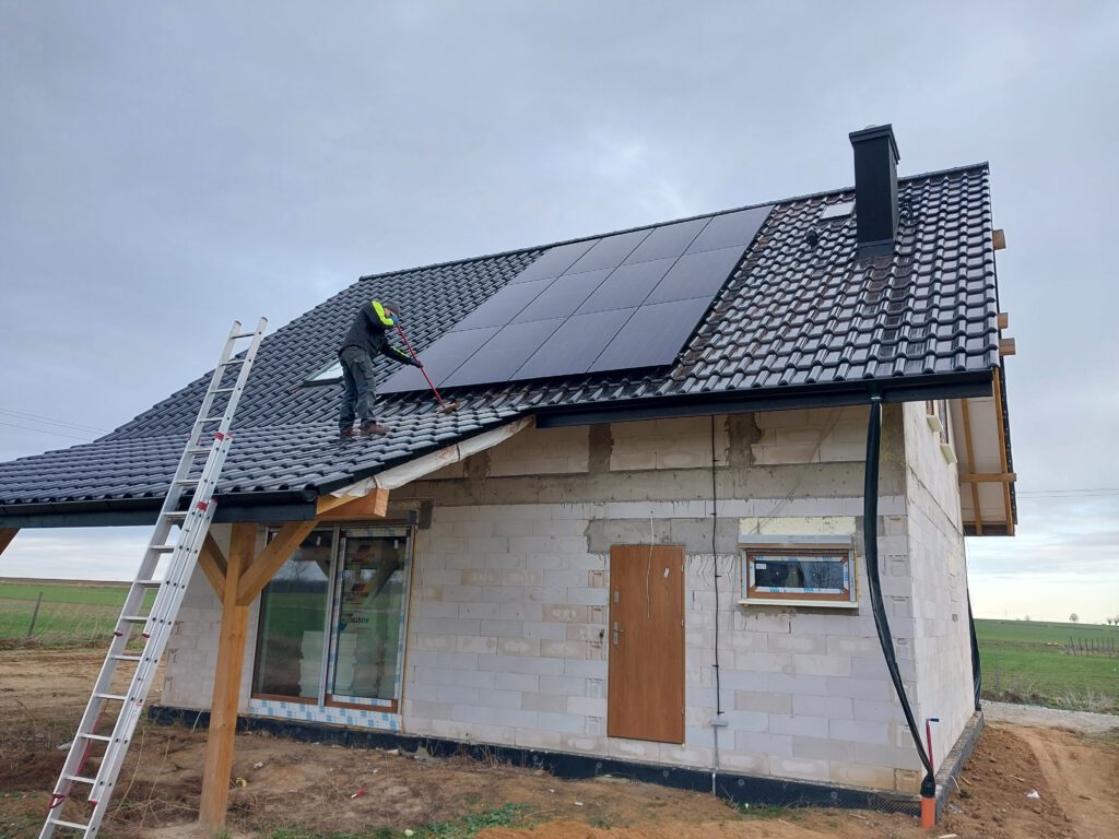 domek z systemem fotowoltaicznym na dachu