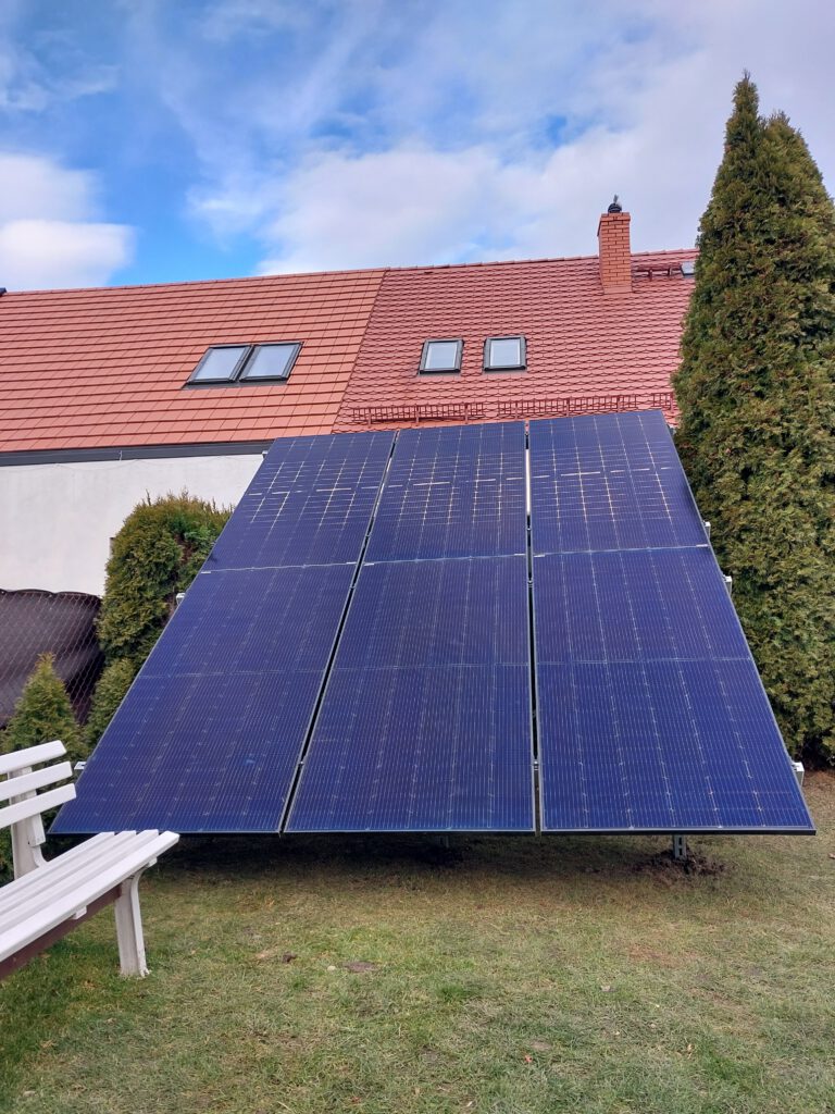 systemy fotowoltaiczne Mackowski - 3,5 KW instlacja jednofazowa w ogródku